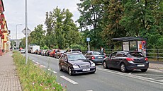 Náv�t�vníci o polském svátku zahltili p�íjezdovou silnici k zoo ve Dvo�e...