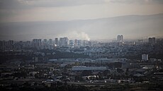Kou stoupající nad Haifou po raketových útocích z Libanonu na sever Izraele...