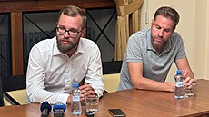 Zleva Martin Rybár a Radek Mráz z uskupení Pro ná kraj na tiskové konferenci...