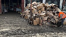 S úklidem pomáhají zamstnanci i pátelé. (15. záí 2024)