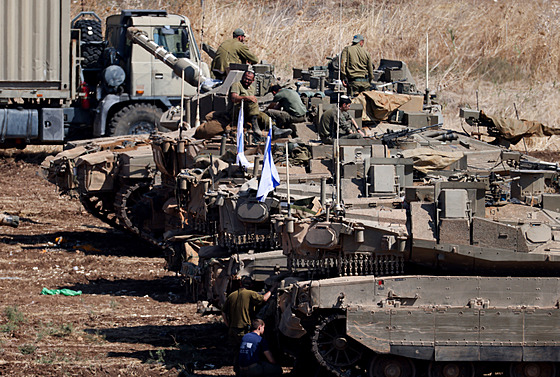 Izraelská obrn�ná vojenská vozidla jsou se�azena ve formaci uprost�ed...