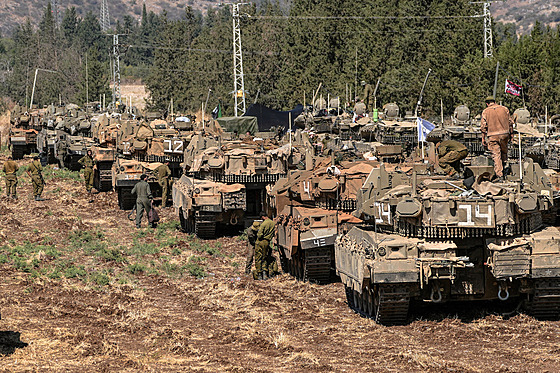 Izraelské tanky na severu zem� u hranic s Libanonem (27. zá�í 2024)