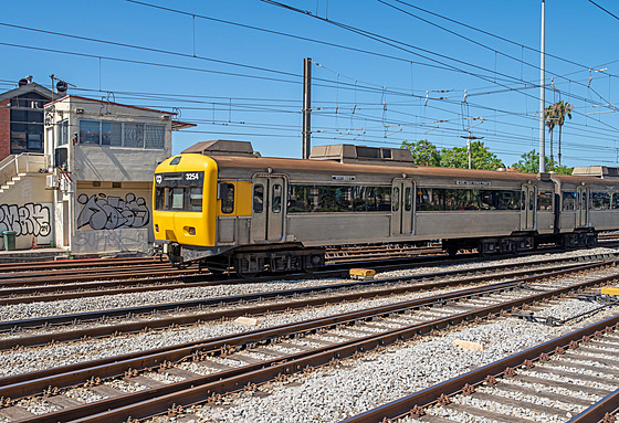 Souprava vlaku p�ím�stské dopravy na nádra�í Cais do Sodre v Lisabonu (7....