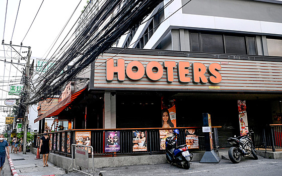 Uzavřená pobočka řetězce amerických restaurantů Hooters v thajském Bangkogu (5....