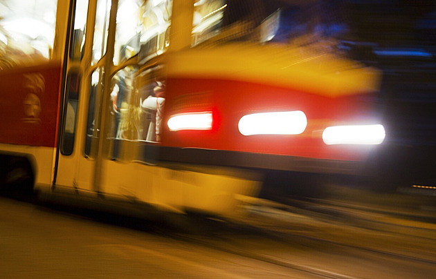 Ženu s dětmi srazila tramvaj. Zpod vozu ji vyprošťovali, zraněné je i tříleté dítě