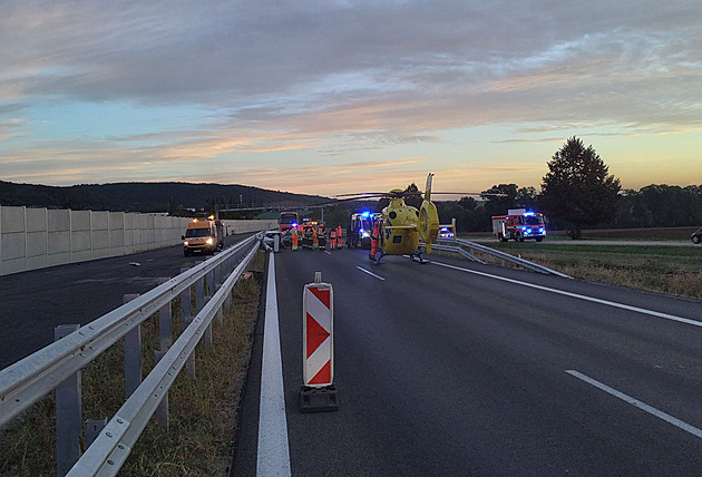 U Slaného se srazila dvě osobní auta s nákladním, zraněné jsou i děti