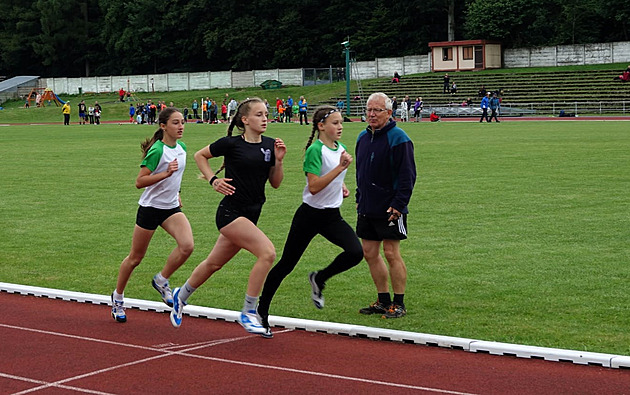 Milan Rybák p�í závodech sleduje své sv��enkyn� z Atletického klubu Most.