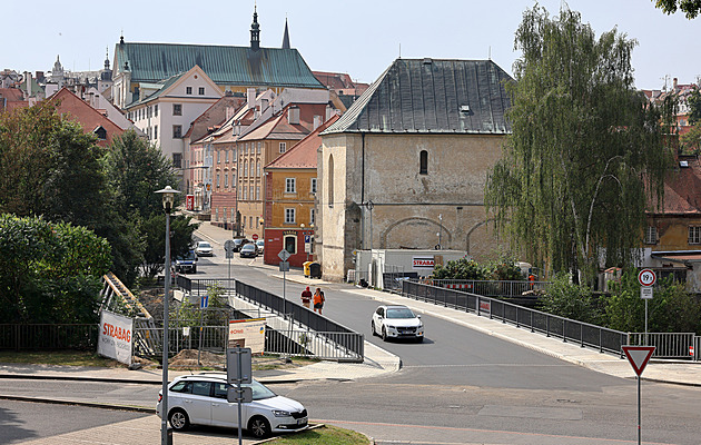Poslední dokonovací práce na Americkém most v Chebu. Kamenná ulice, kde budou...