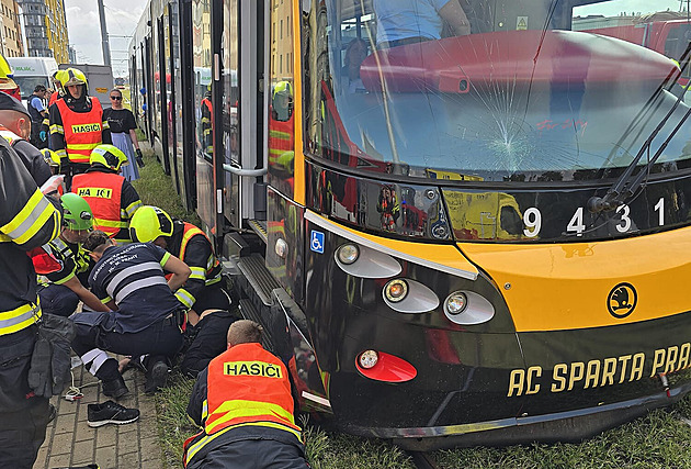 Zásah u trat� tramvaje a vypro��ování zaklín�ného mu�e. (21. srpna 2024)