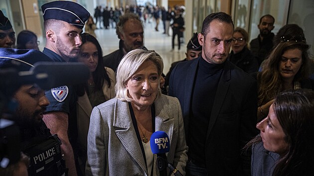 Marine Le Penov� hovo�� s m�dii p�i p��chodu k soudu v Pa��i. (30. z��� 2024)
