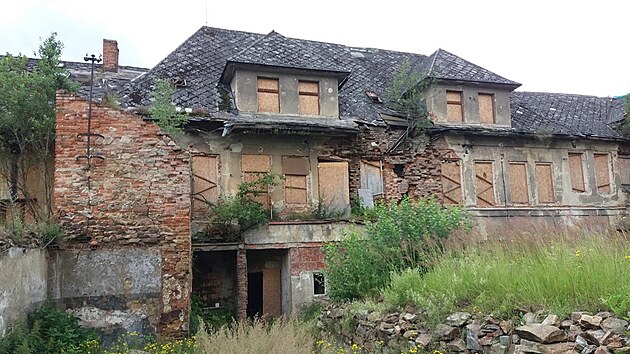 V nejhorm stavu jsou domy v ndvo bez sel popisnch. Zadnm architektonick soute bylo zachovat je pro jejich historickou hodnotu.