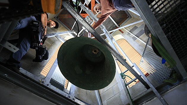 V kostele svat�ho Bartolom�je v Hru�k�ch na B�eclavsku p�ibyly ke dv�ma zvon�m opraven�m po ��d�n� torn�da v roce 2021 i dva zbrusu nov�. Zhruba stokilov� kus zasv�cen� svat�mu Janu K�titeli bude zvonit pouze jednou do roka p�i v�ro�� torn�da.