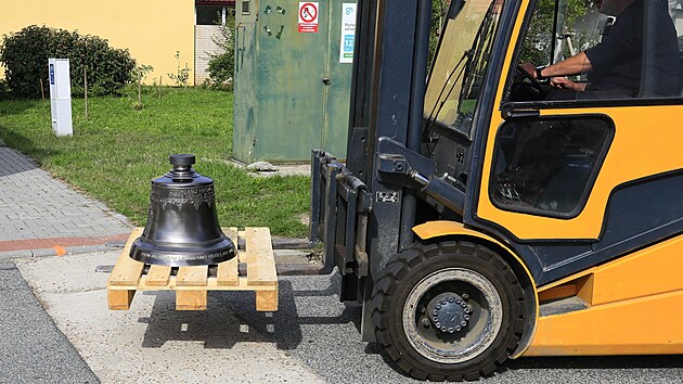 V kostele svat�ho Bartolom�je v Hru�k�ch na B�eclavsku p�ibyly ke dv�ma zvon�m opraven�m po ��d�n� torn�da v roce 2021 i dva zbrusu nov�. Zhruba stokilov� kus zasv�cen� svat�mu Janu K�titeli bude zvonit pouze jednou do roka p�i v�ro�� torn�da.