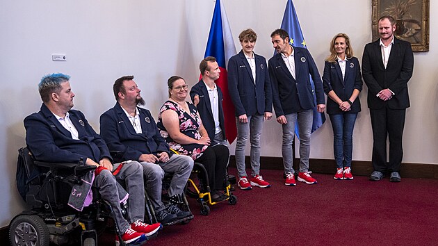 Paralympijt medailist ve Strakov akademii.