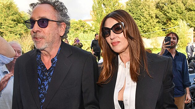 Monica Bellucci a Tim Burton pichzej na svatbu Gigiho Buffona s Ilari DAmico (28. z 2024)
