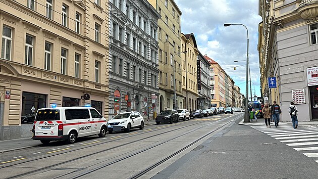 Dvka nestihla dobhnout tramvaj na zastvce Viktoria ikov. Odvem se vak zachytila mezi dvee a tramvaj ji vlela zhruba 200 metr. (30. z 2024)