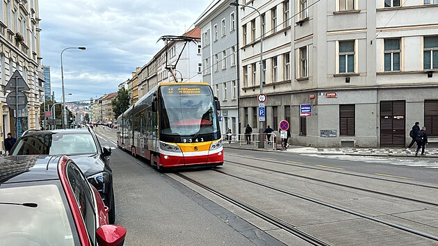 Dvka nestihla dobhnout tramvaj na zastvce Viktoria ikov. Odvem se vak zachytila mezi dvee a tramvaj ji vlela zhruba 200 metr. (30. z 2024)