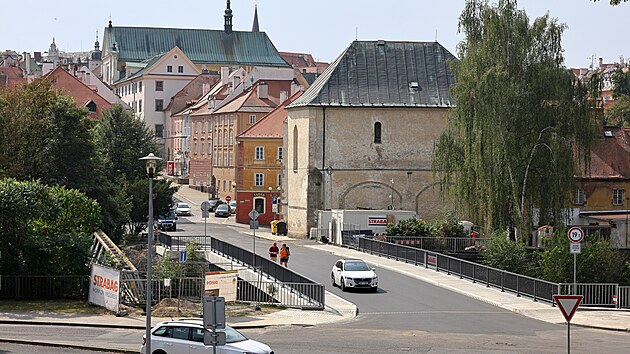 Posledn dokonovac prce na Americkm most v Chebu. Kamenn ulice, kde budou prce pokraovat, vede od kostela v horn sti snmku k Americkmu mostu.