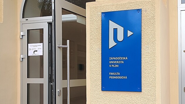 Prvn studenti novho vysokokolskho oboru 
Fakulty pedagogick ZU Kinantropologie  Wellness specialista se seznamuj s prostedm koly na Nbe Jana Palacha v Karlovch varech.