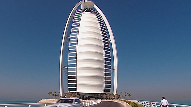 Nejluxusn�j�� hotel na sv�t� - Burd� al-Arab -m��� 321 m, m� v�ak pouze 28 pater.