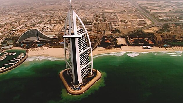 Hotel Burd� al-Arab byl postaven� na um�l�m p�skov�m ostrov�, p�ipom�n� plachtu jachty.