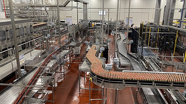 Plze�sk� Prazdroj zprovoznil v Plzni novou automatizovanou st��ec� linku na sklen�n� obaly za 700 milion�. Od ledna budou v�echny l�hve pro �esk� trh vratn�. (30. z��� 2024)