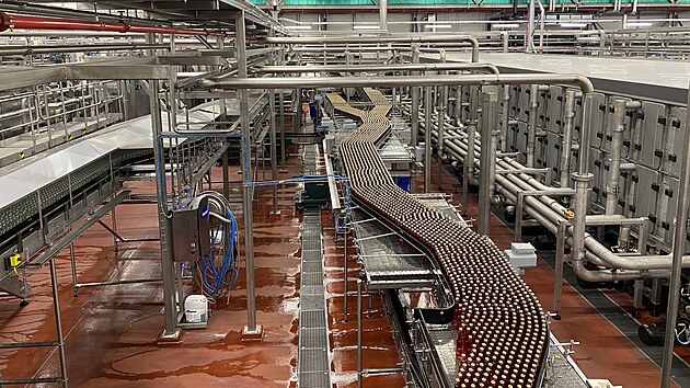 Plze�sk� Prazdroj zprovoznil v Plzni novou automatizovanou st��ec� linku na sklen�n� obaly za 700 milion�. Od ledna budou v�echny l�hve pro �esk� trh vratn�. (30. z��� 2024)