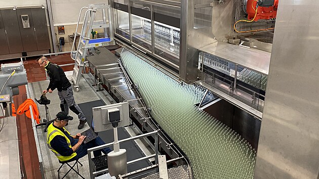 Plze�sk� Prazdroj zprovoznil v Plzni novou automatizovanou st��ec� linku na sklen�n� obaly za 700 milion�. Od ledna budou v�echny l�hve pro �esk� trh vratn�. (30. z��� 2024)