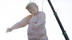 Ob�í socha Donalda Trumpa poblí� dálnice Interstate 15 u Las Vegas (28. zá�í...