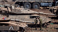 Izraelská obrn�ná vojenská vozidla jsou se�azena ve formaci na severu zem�...