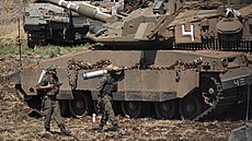 Izraelské tanky na severu zem� u hranic s Libanonem (27. zá�í 2024)