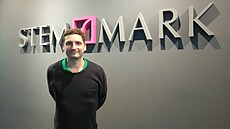 Je na fotografii Jan Burianec víc nalevo, nebo napravo? Pokud jde o preference...