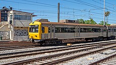 Souprava vlaku p�ím�stské dopravy na nádra�í Cais do Sodre v Lisabonu (7....