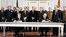 Jimmy Carter a Leonid Bre�n�v u podpisu smlouvy SALT II v roce 1979 ve Vídni.