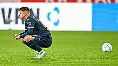 Zklamaný fotbalista Adam Hlo�ek po porá�ce Hoffenheimu.