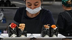 Rýové kuliky onigiri, zabalené do moských as a plnné lahodnou náplní, se...