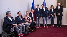 Paralympijtí medailisté ve Strakov akademii.