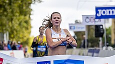 Tereza Hrochová si b�í pro vít�zství v závod� B�chovice-Praha