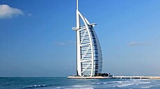 Hotel Burd� al-Arab byl postavený na um�lém pískovém ostrov�, p�ipomíná plachtu...