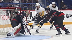 Branká�  Anton Forsberg z Ottawy �elí za pomoci Jacoba Bernarda-Dockera �anci ...