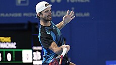 Tomá Machá v semifinálovém utkání s Ugem Humbertem na turnaji v Tokiu.