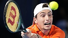 Francouz Ugo Humbert v semifinálovém duelu s Tomá�em Machá�em na turnaji vTokiu,
