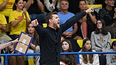 Ústecký kou� Tomá� Reimer pro�ívá ligový zápas.