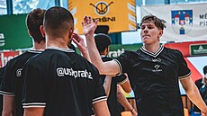 Matyá� Je�ek z USK Praha nastupuje k zápasu.