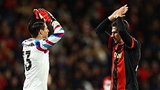 Kepa Arrizabalaga (vlevo) a Illja Zabarnyj slaví výhru Bournemouthu.