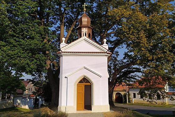 Plzeň opravila kapliÄku a návsi okrajov©ho obvodu Äernice, zat©kalo do n­