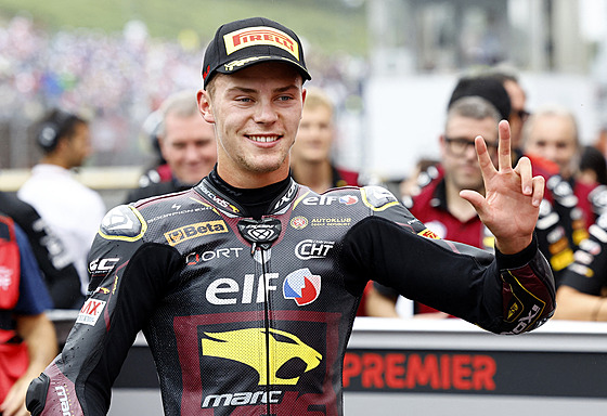 Filip Sala pózuje po Velké cen Japonska Moto2.