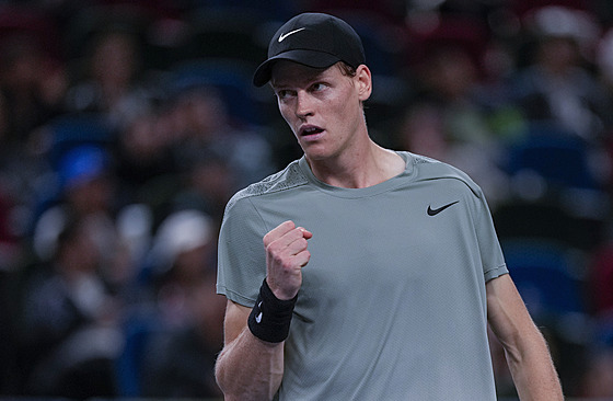 Jannik Sinner slaví na turnaji v anghaji.