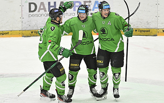 Hokejisté Mladé Boleslavi slaví vyrovnávací branku proti Litvínovu.