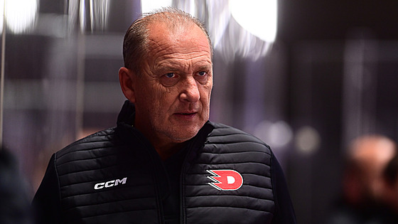 Trenér Pardubic Václav Baouek na lavice pi utkání s Lahti.